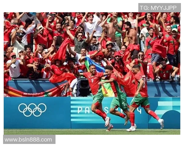 当足球明星与球迷亲密互动时的感人瞬间与难忘回忆 当足球明星与球迷亲密互动时的感人瞬间与难忘回忆