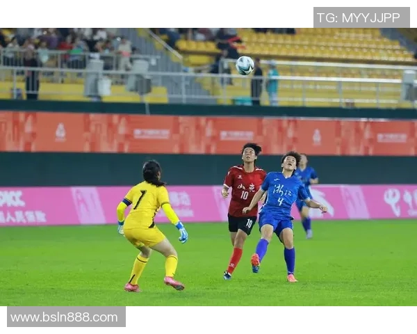 藏族女孩展现足球才华与民族魅力的精彩瞬间 藏族女孩展现足球才华与民族魅力的精彩瞬间